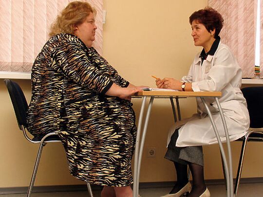 Na konsultację flebologa pacjent z żylakami spowodowanymi otyłością